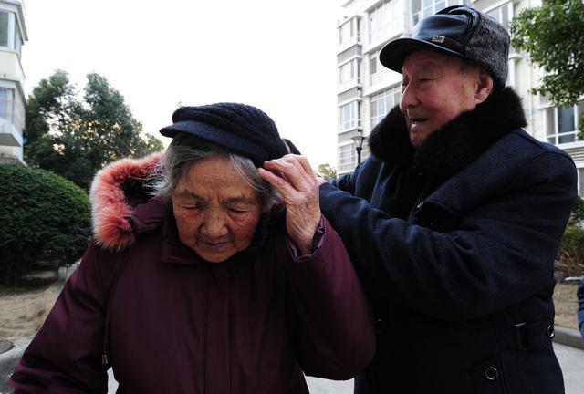 属兔老人晚年幸福的秘诀：年轻时吃苦，晚年享福  第1张