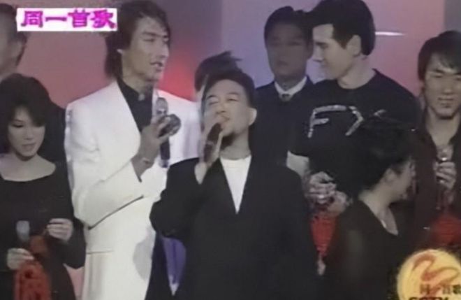 这都可以(澳门一肖一码必中一肖今晚)费翔与胡兵：23 年前的同台演出，演绎帅气与风度的巅峰对决  第2张