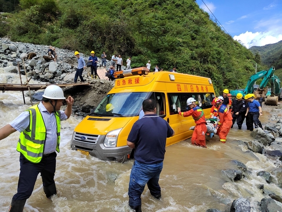 四川雅安山洪泥石流：亲人失踪，搜救无果，他们仍不放弃